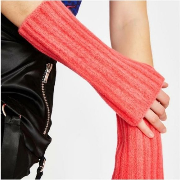 Free People Outside The Lines Arm Warmers Barbiecore - Picture 3 of 7